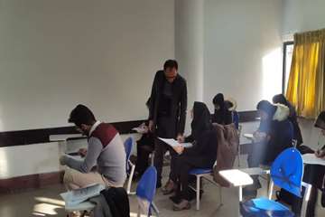 بازدید رئیس دانشگاه از جلسه امتحانات